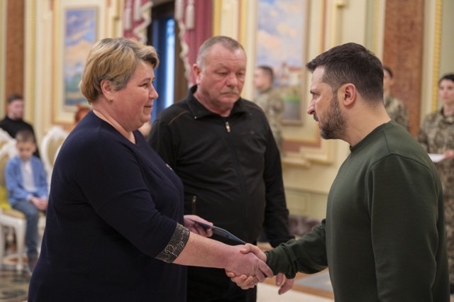 Зеленський вручив Наталії Тарабалці сертифікат на квартиру