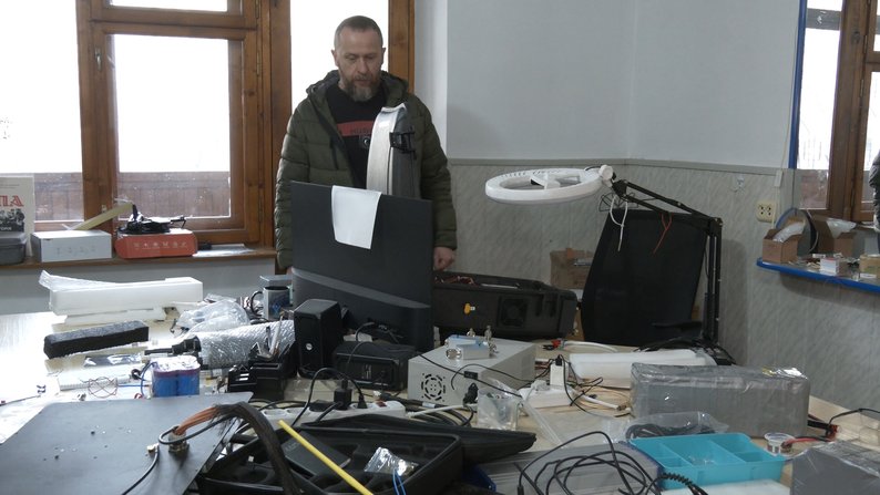 Головне завдання засобів РЕБ — захистити техніку, позиції та військових від ураження FPV-дронами. 