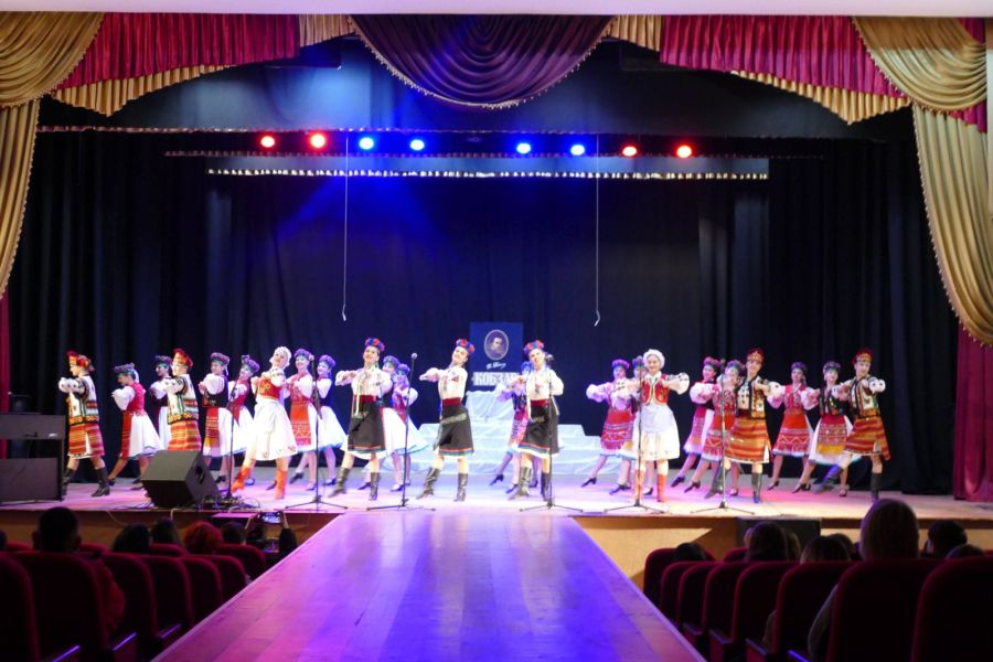 Мистецькі номери майстерно переплетені канвою про життєву дорогу Кобзаря.