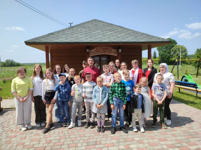 Багато учасників спільноти закінчили недільну школу і зараз є добрими аніматорами для молодших під час літніх таборів