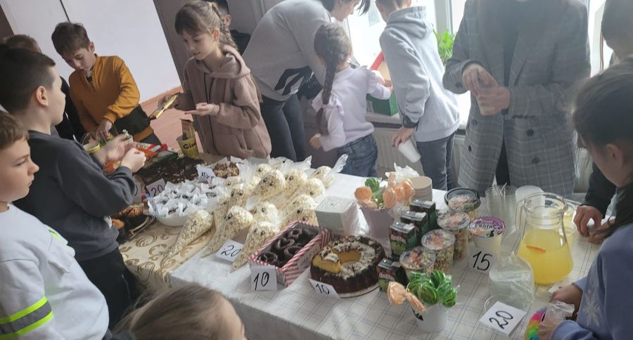Благодійний солодкий ярмарок організували батьки та учні 1-4-х класів