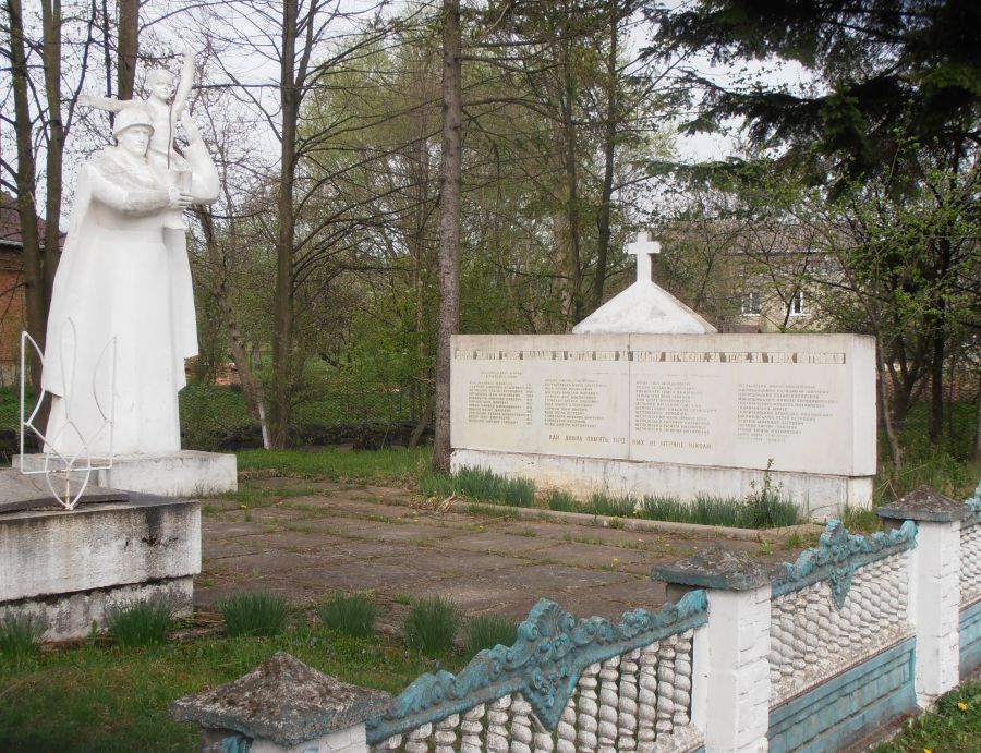 Планують демонтувати радянську зірку на постаменті та скульптуру радянського солдата