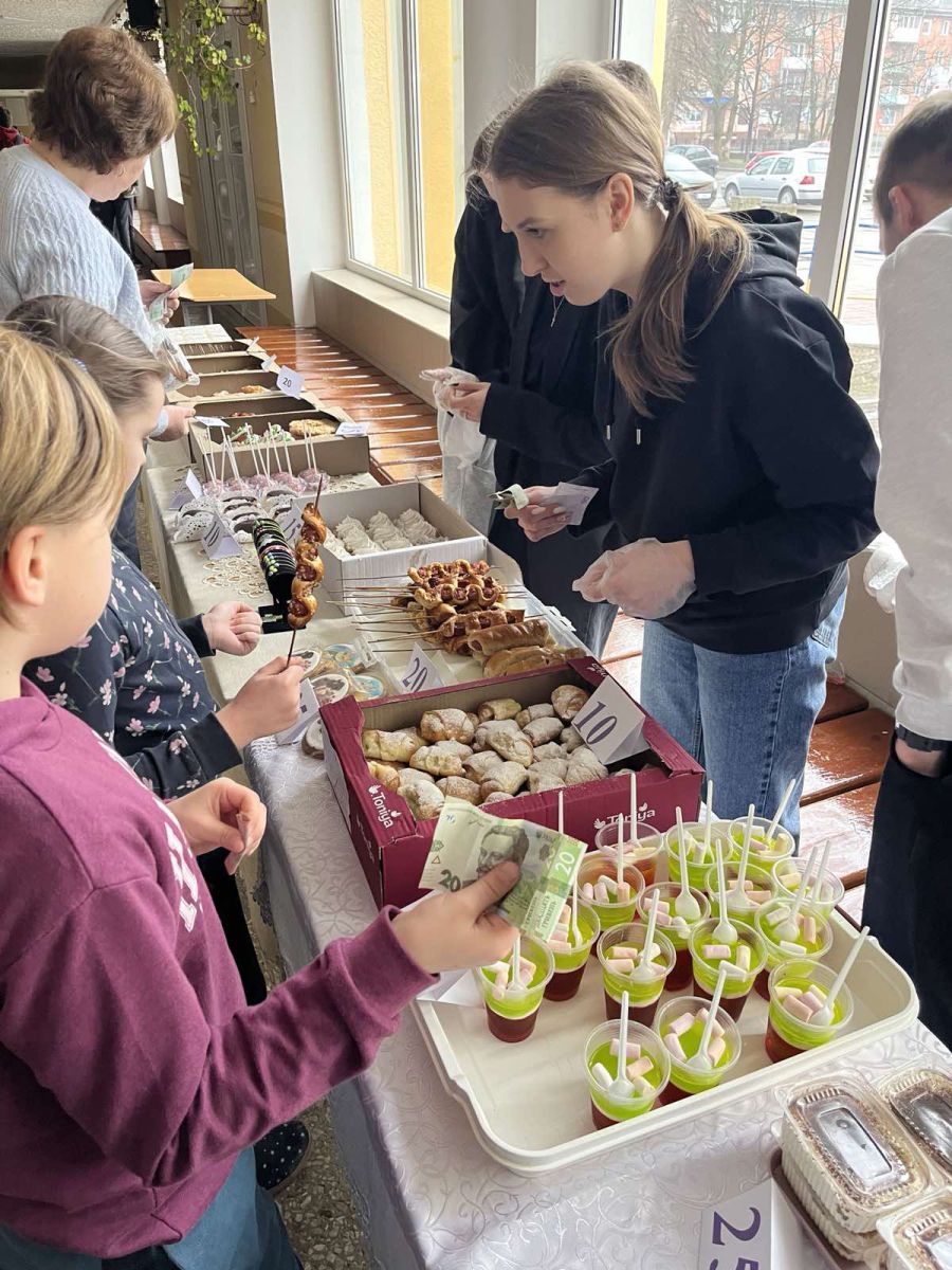 На ярмарку можна було придбати страви української кухні, напої, сувеніри, прикраси