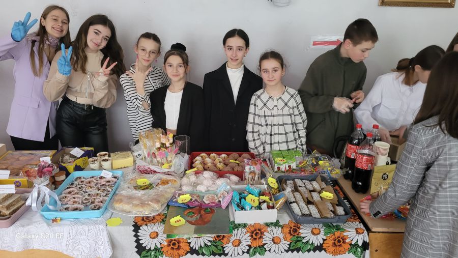 Бажаючі могли придбати страви української кухні, напої, сувеніри, прикраси, різні смаколики