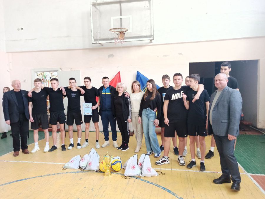 Першість виборола команда Тужилівського ліцею, яка отримала кубок турніру, два м'ячі та наплічники із солодощами