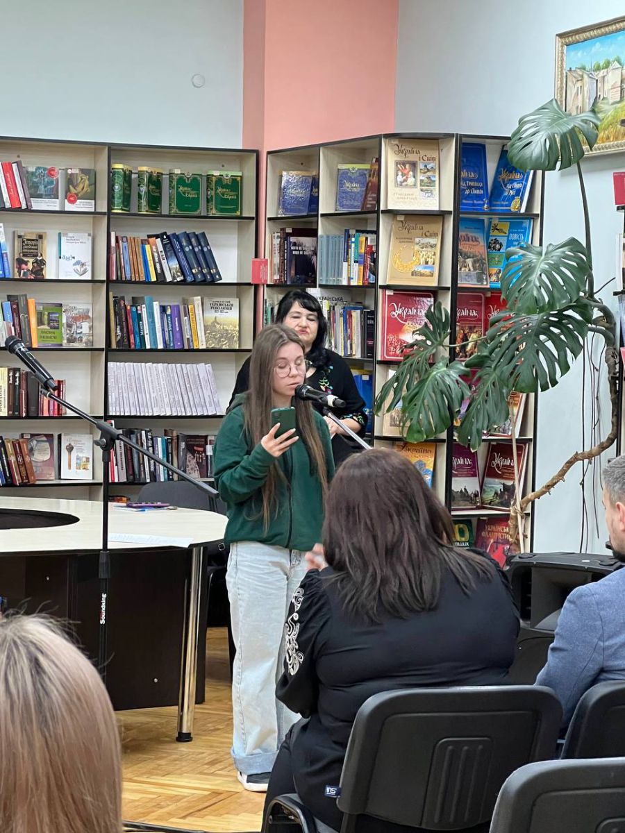 Софія Павлюк прочитала вірш пам'яті свого батька Володимира Павлюка, який загинув поблизу Бахмута на Донеччині