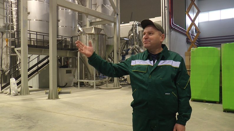 Зараз на заводі тривають пусконалагоджувальні роботи першої виробничої лінії, яка запрацює наприкінці квітня