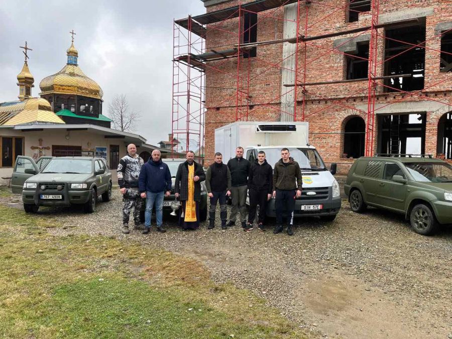 Автомобілі освятили та відправили на фронт