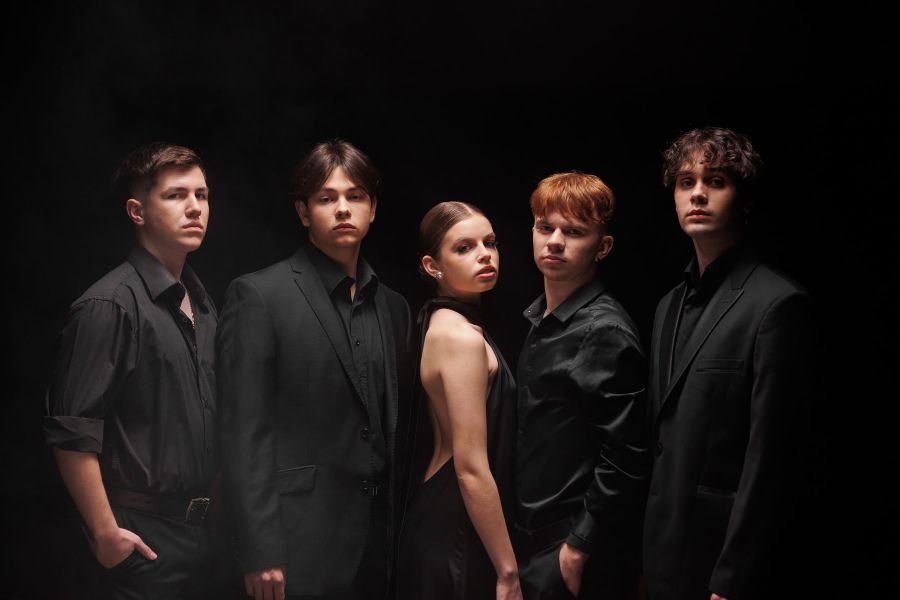 У відео учасники бенду приміряли на собі елегантні образи