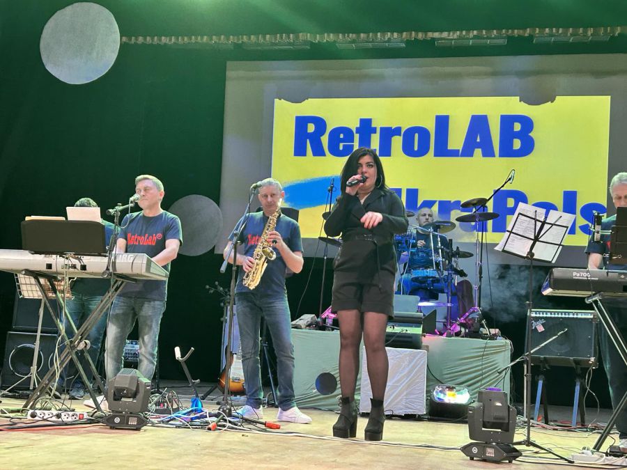 Слухачі насолоджувались віртуозним виконанням як авторських пісень, так і давно відомих каверів української естради.