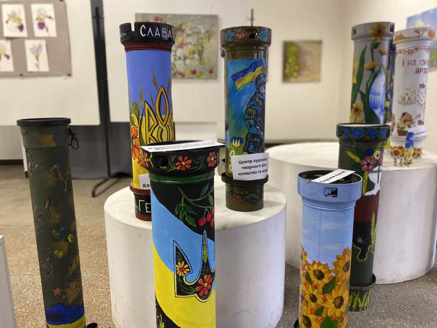 Тубуси від порохових зарядів артилерійської системи М777 передали калуські військові. Фото: Ірина Борачок