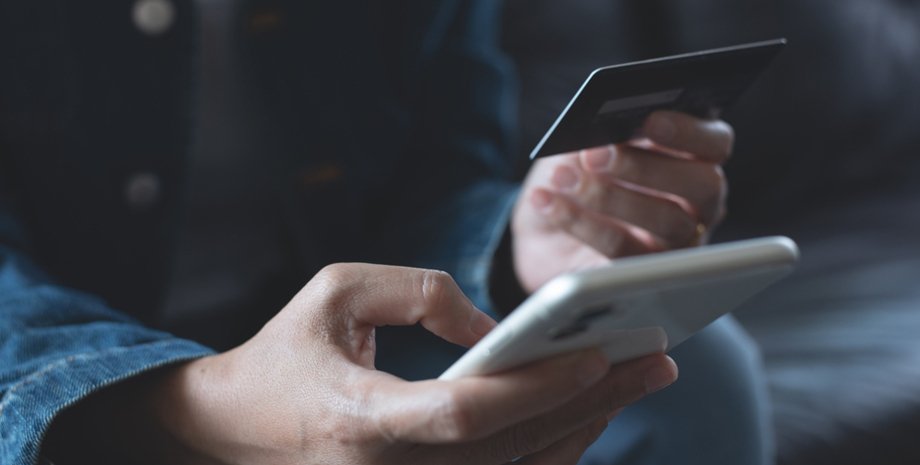 Ілюстроване фото. Чоловік перейшов за фішинговим посиланням та увів реквізити своєї банківської картки