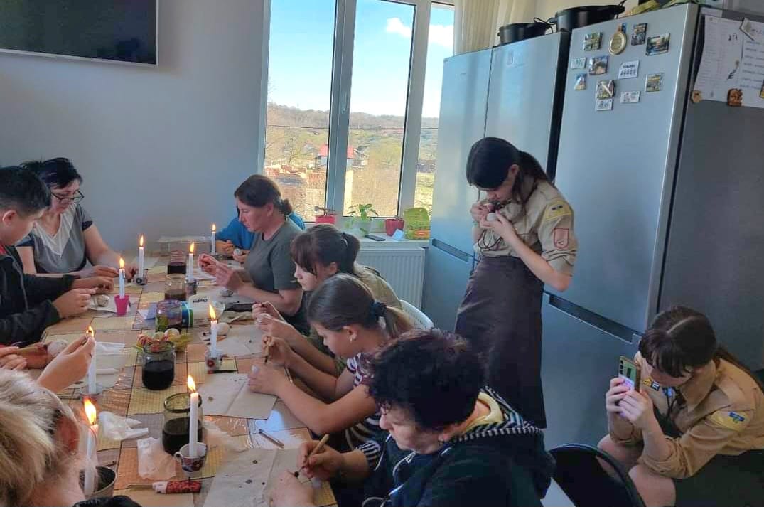 Усі із захопленням вчилися користуватися писачком та творили власні шедеври