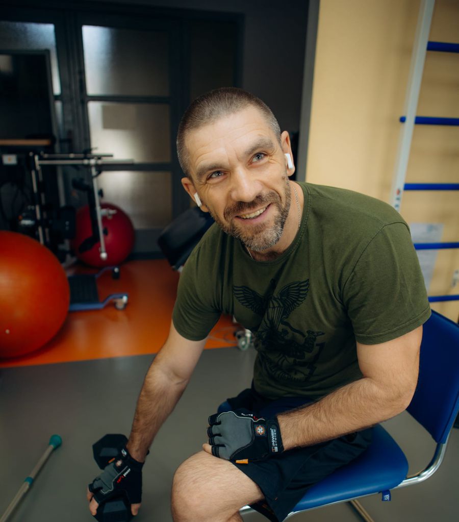 Андрій каже, що люди з протезами обмежені у своїх можливостях, але нічого — живуть