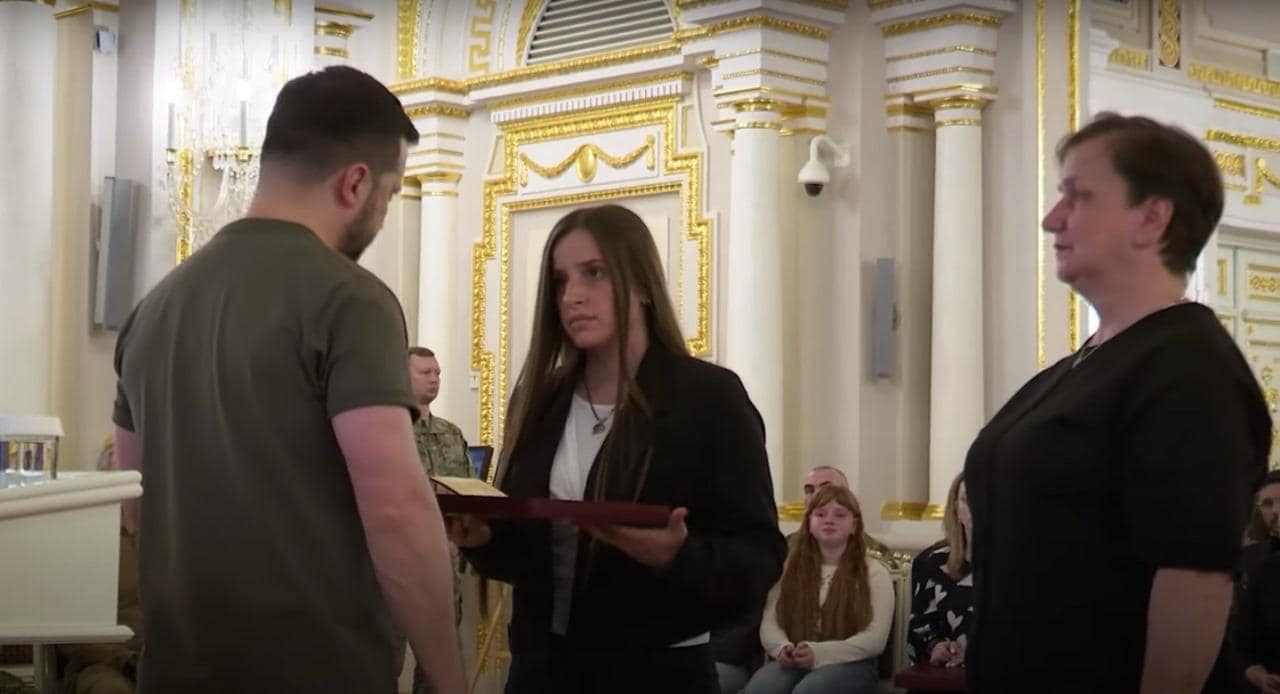 Президент вручив нагороду рідним полеглого Захисника