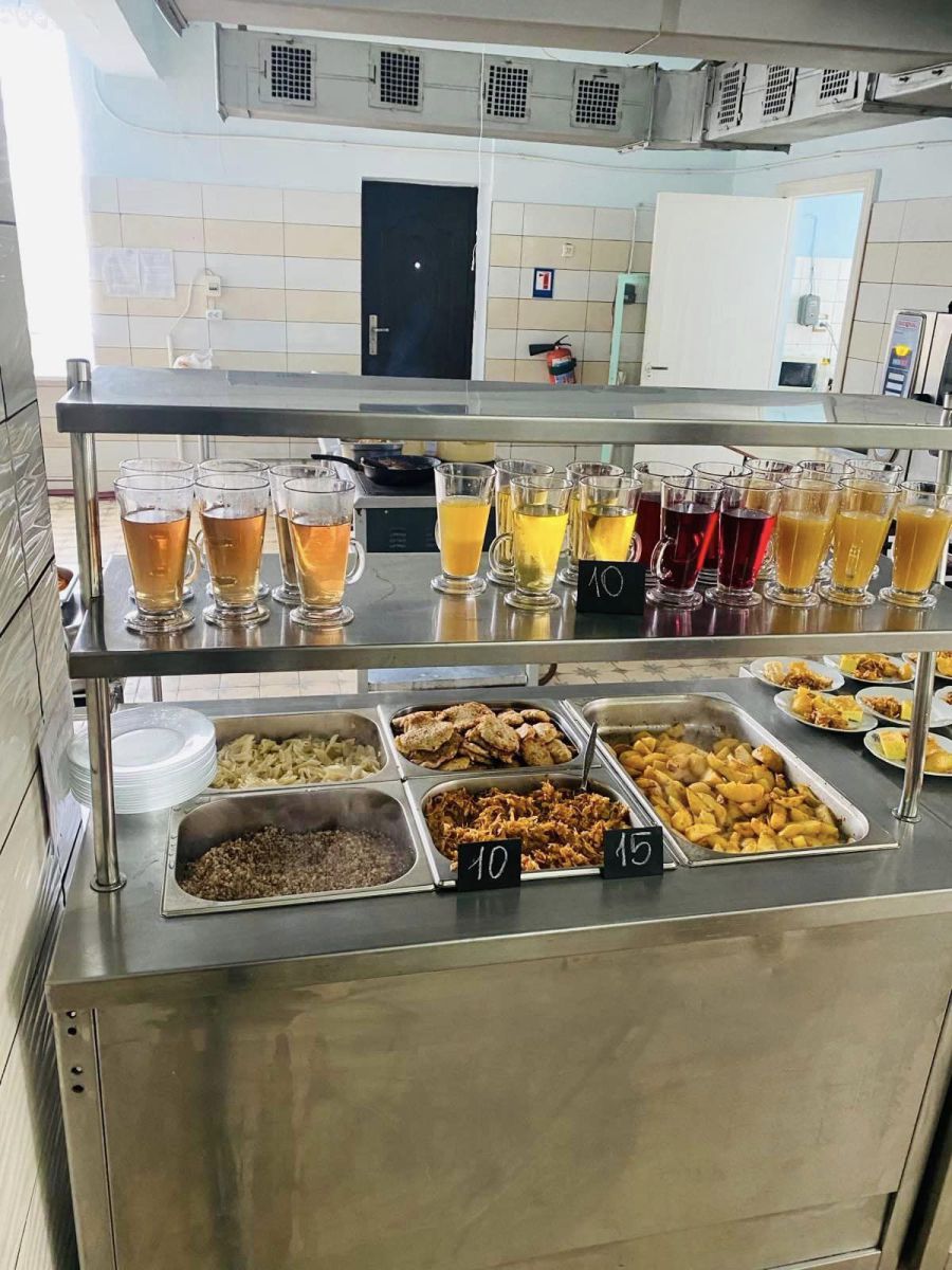 Діти можуть обрати з кількох варіантів комплексних меню або ж вибрати першу страву й салат чи лише гарнір із м'ясом