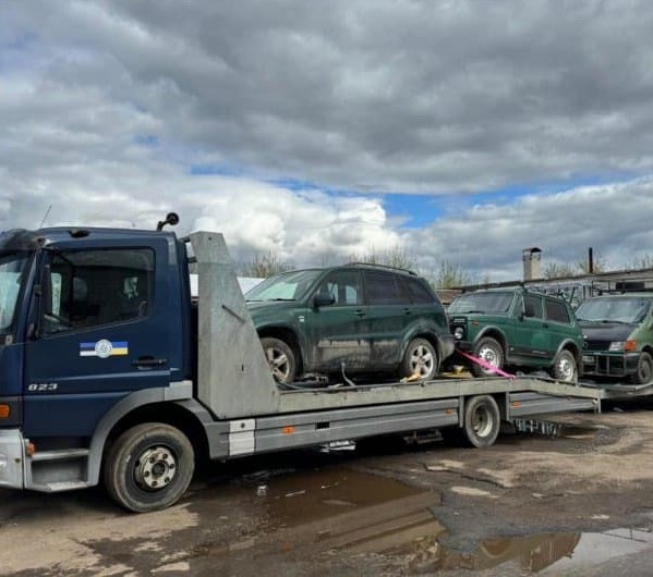З-під Гуляйполя у наших "левів" волонтери забрали дві автівки на відновлення