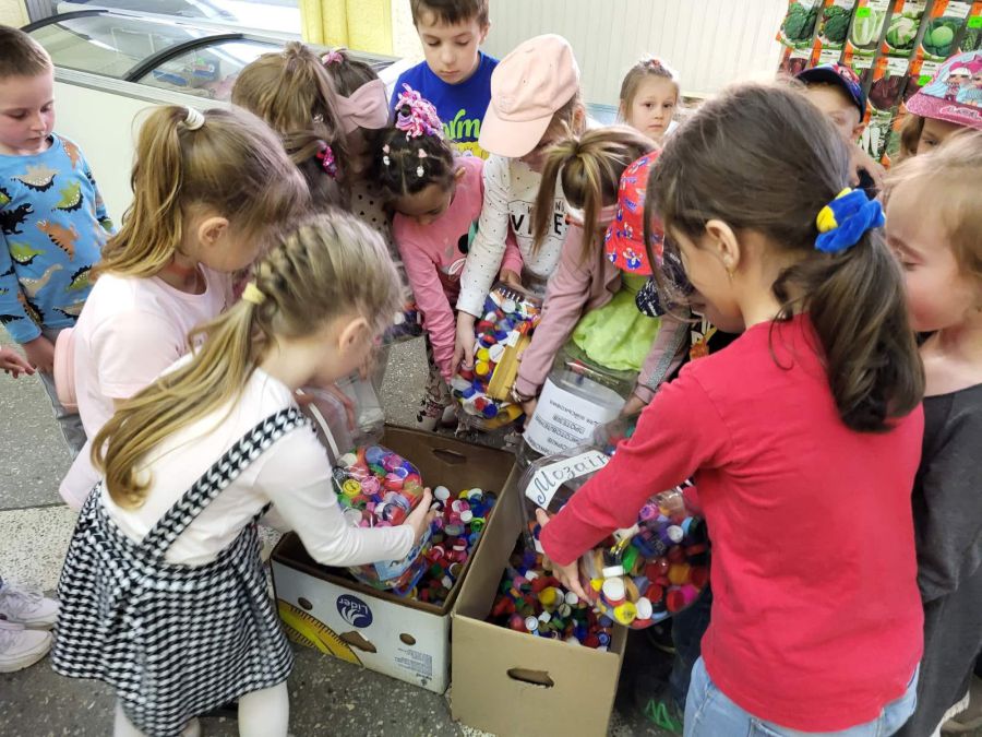 Один раз у місяць діти передають зібрані корки до пункту прийому