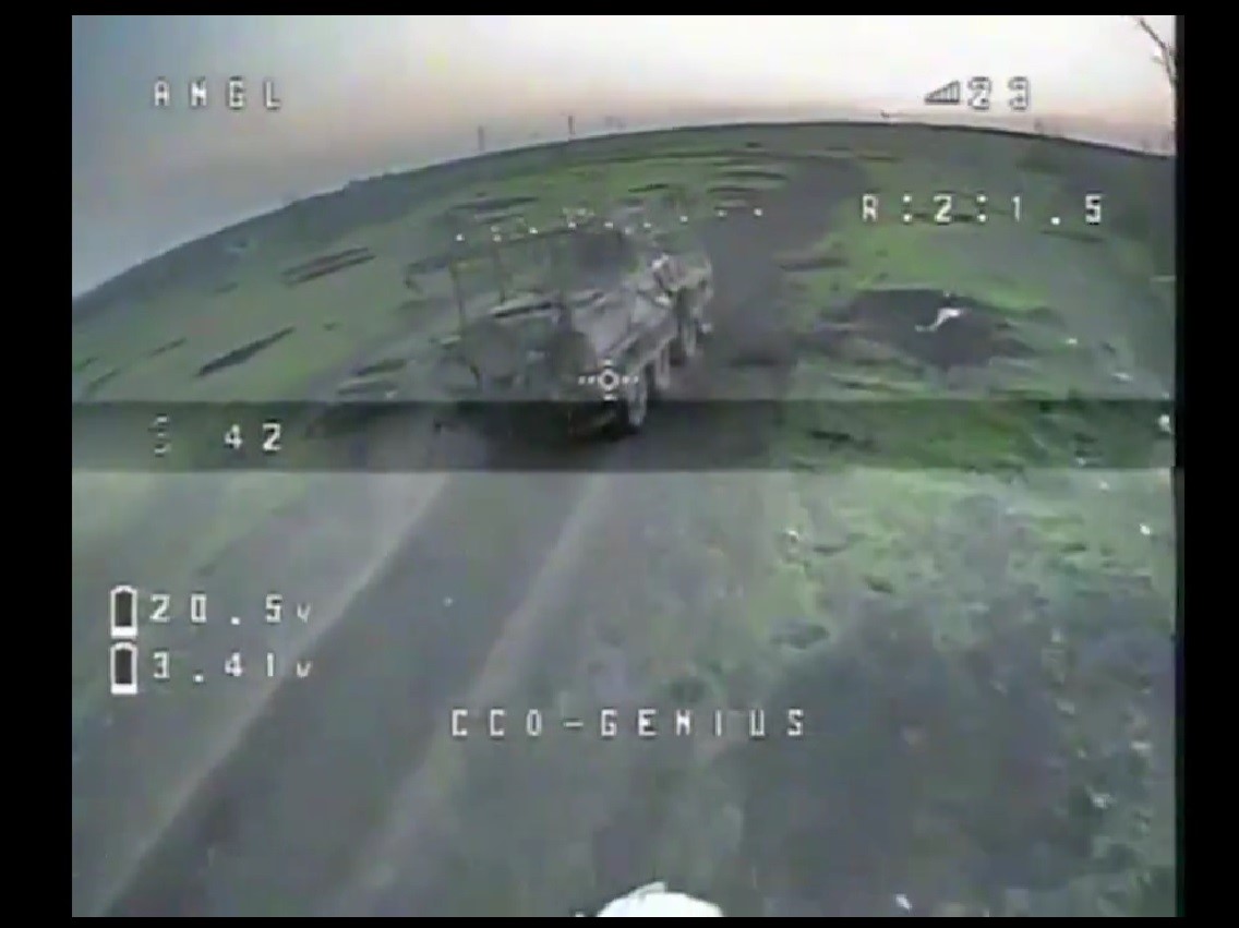 Гвардійці-оператори БПЛА влучають у визначені цілі. Фото: скрін із відео