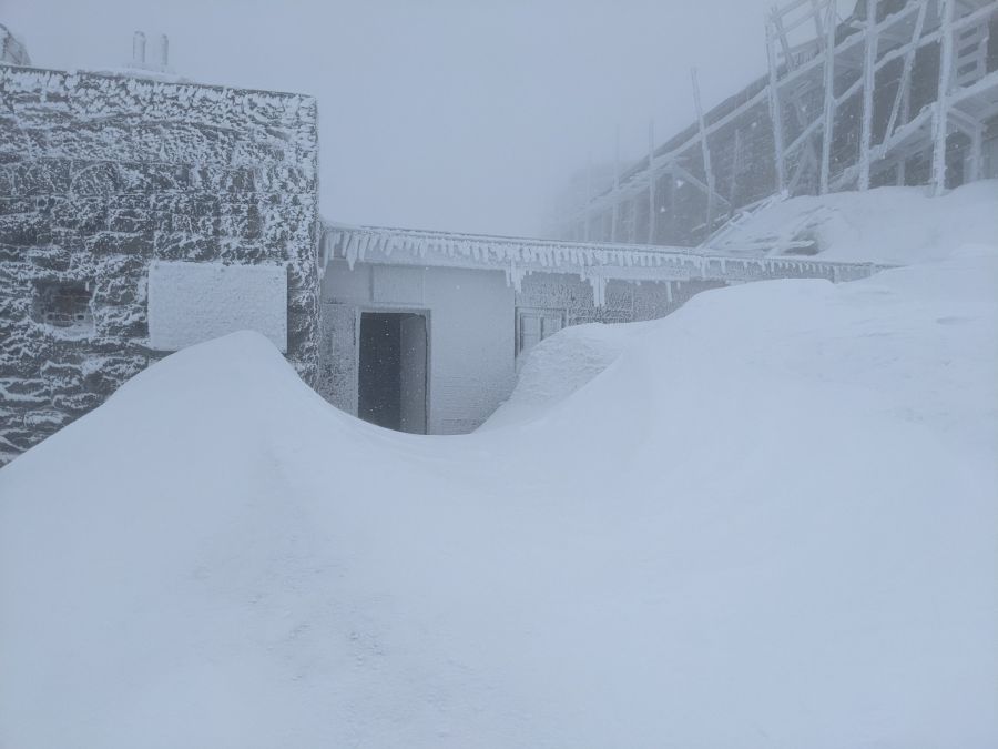 Гора Піп Іван вкрита снігом