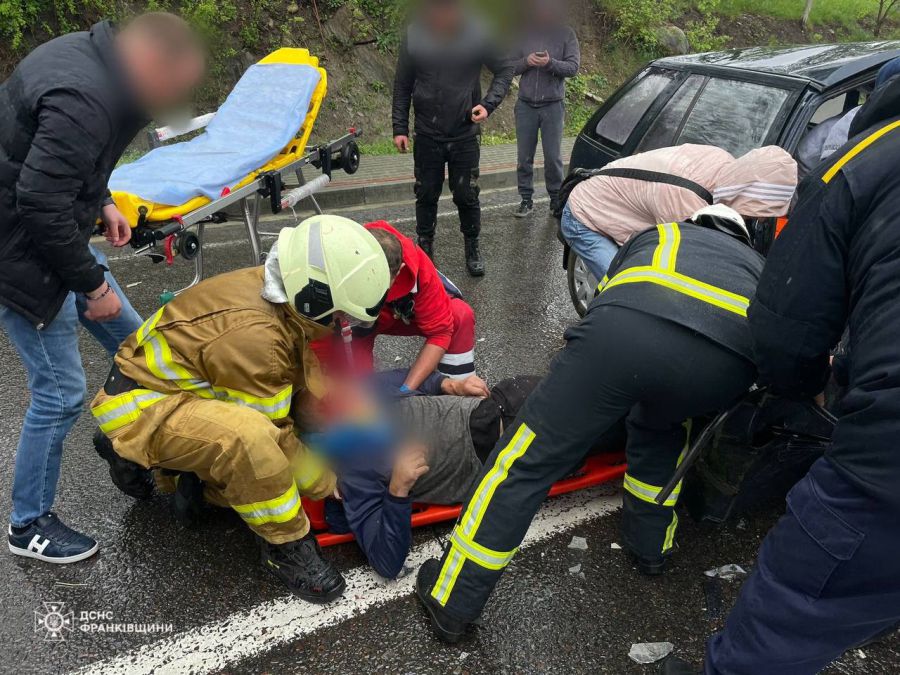 Рятувальники деблокували одну людину та відключили клеми АКБ автівок