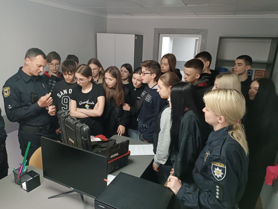 Під час екскурсії спеціаліст-криміналіст продемонстрував вміст валізи криміналіста 