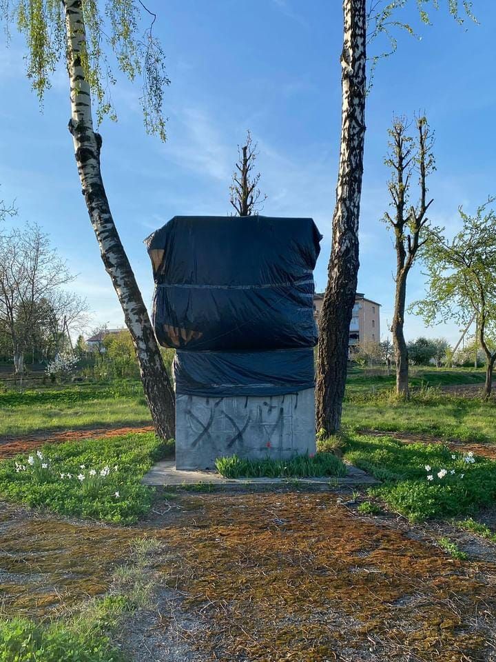 Монумент поки що не демонтували, а «одягнули» в чорний чохол