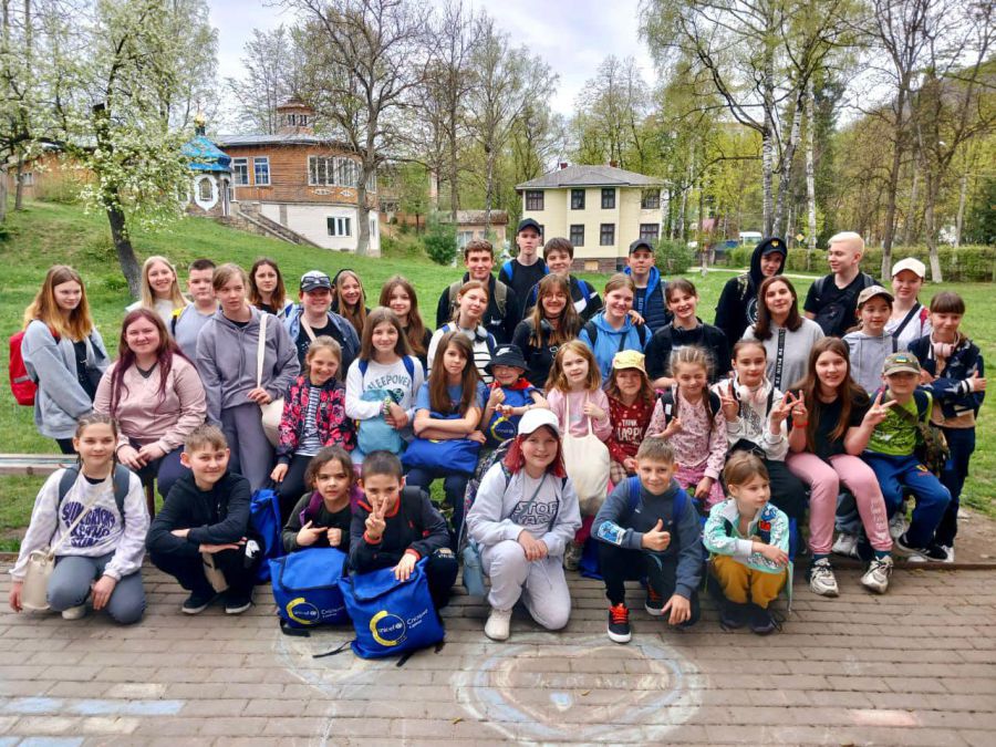 Дітей приймає оздоровчий заклад в Яремче, де вони зможуть знову повернутись до звичного навчання.