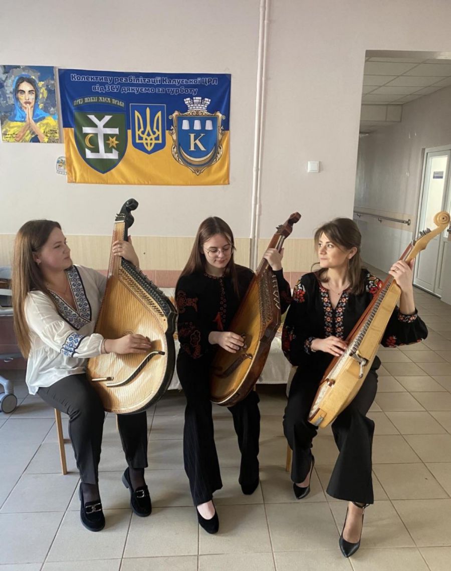 Артисти подарували воїнам на реабілітації ліричні та патріотичні композиції