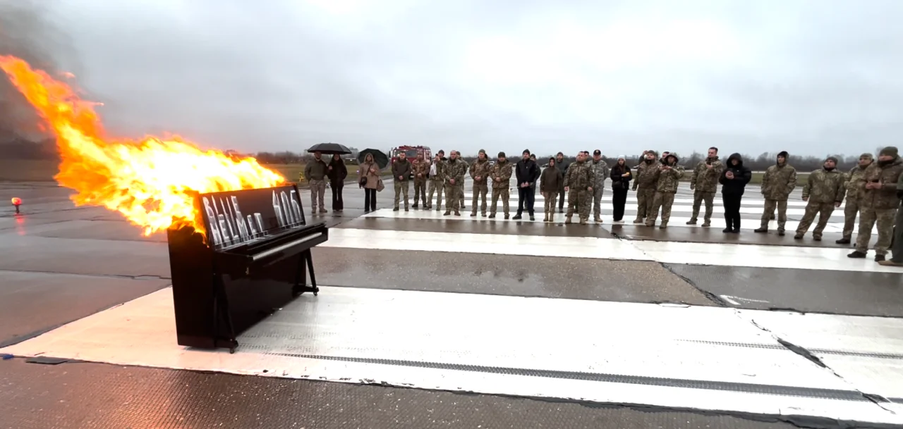 Традиція спалювання піаніно сягає часів Другої світової війни. 