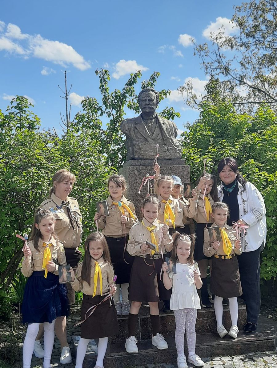 У рамках сходин пластунки відвідали виставку писанок