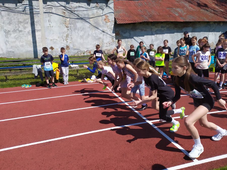 Атлети змагалися з бігу на 100, 300, 400, 600, 800 метрів, а також — зі стрибків у довжину