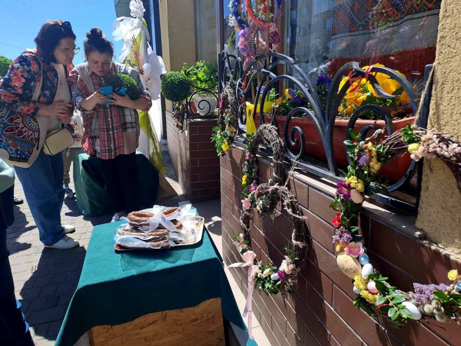 Метою ярмарку було тільки зібрати кошти для морпіхів, а й подарувати людям настрій. Фото: "Вікна", міська рада