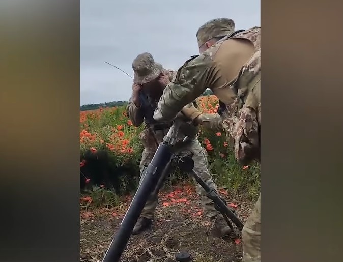 Коли у батальйоні з’являються нові військові, їх намагаються навчити всьому, що знають самі. Фото: скрін із відео