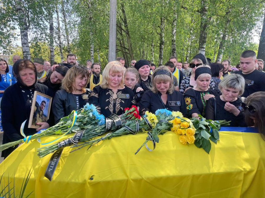 Родичі загиблих військових ховали останки тіл по декілька разів. Фото: Роман Клічук/Facebook