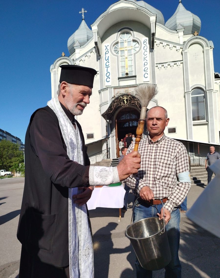 Настоятель калуського собору о. Григорій Мороз освячує великодні дари. Фото: Марія Сорока/Facebook