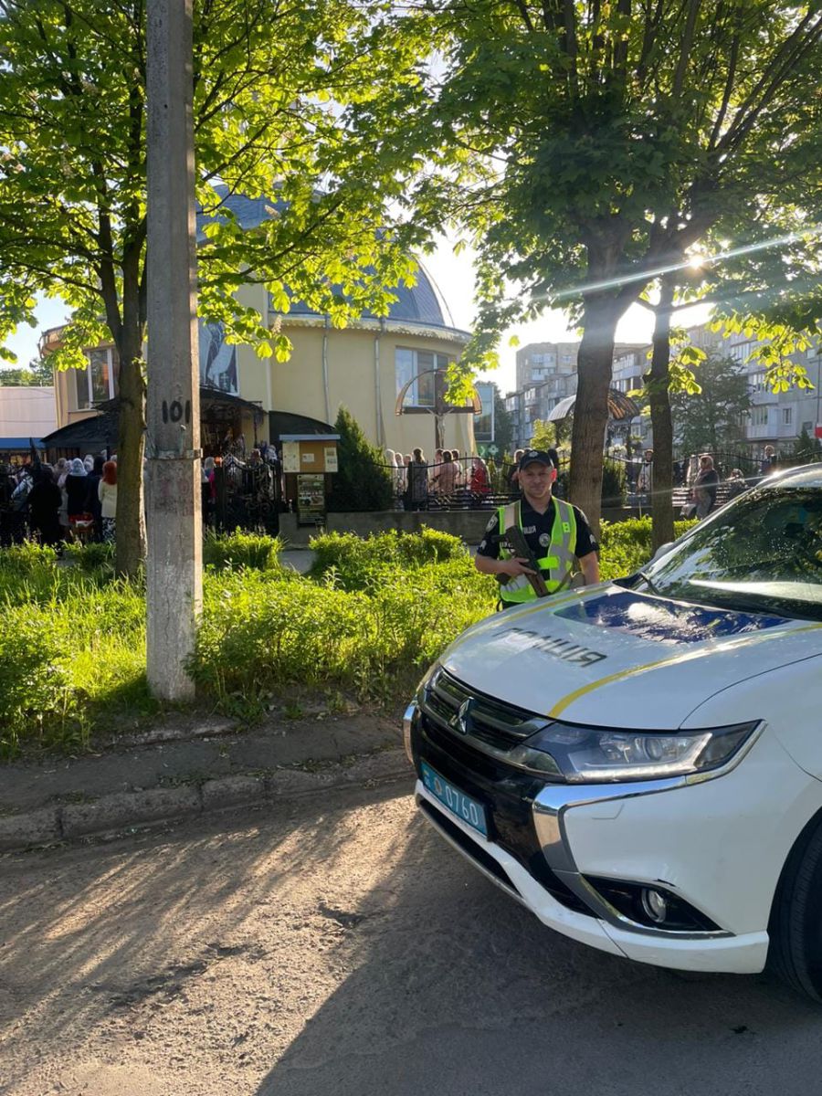 Правоохоронці патрулювали біля храмів під час богослужінь