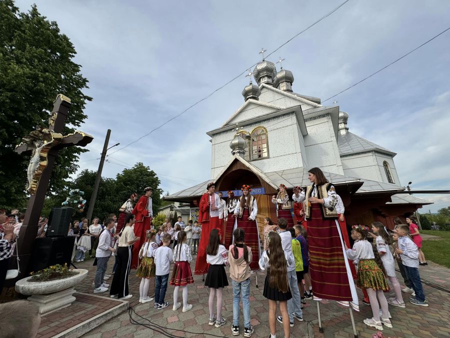 Театр "Глорія" вражав калушан біля церкви в Підгірках