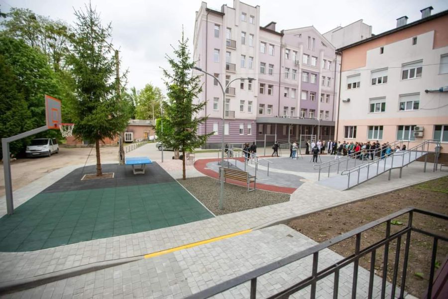 Особливу увагу приділили покриттю майданчика, де встановили тактильну бруківку, піщане, щебеневе та гумове покриття