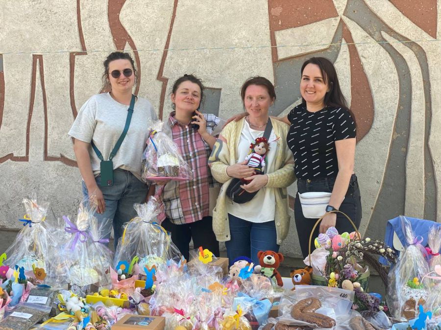 Волонтери пропонували смаколики біля офісу «Союзу українок» і біля одного з супермаркетів