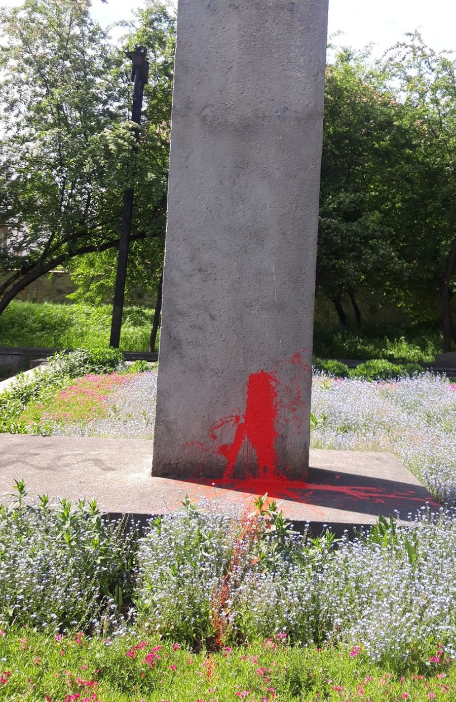На монумент невідомі вилили червону фарбу