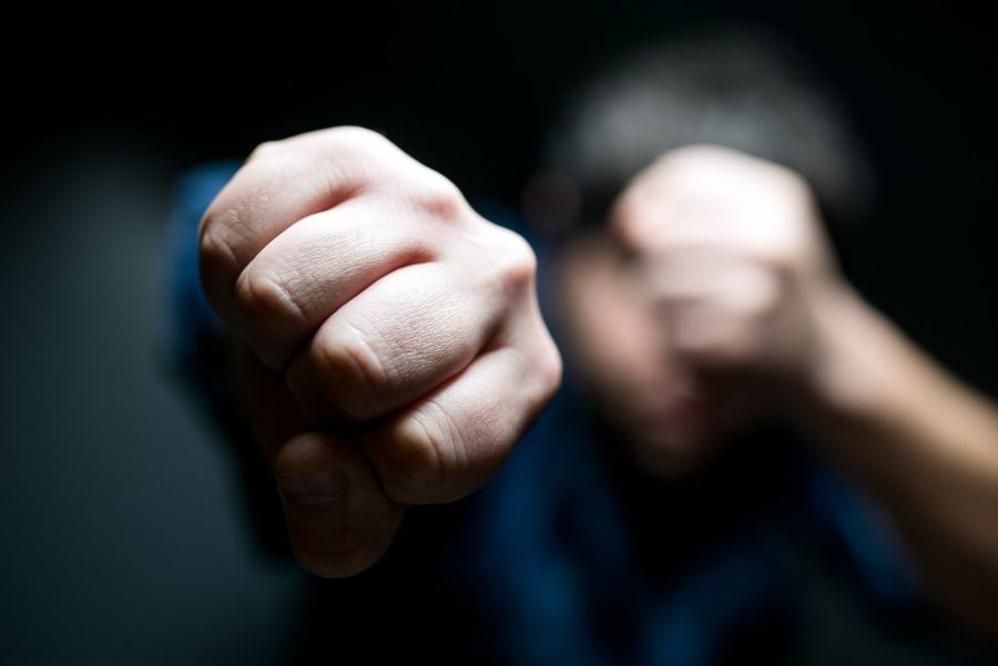 Ілюстроване фото. Однокласник бив дівчину кулаками