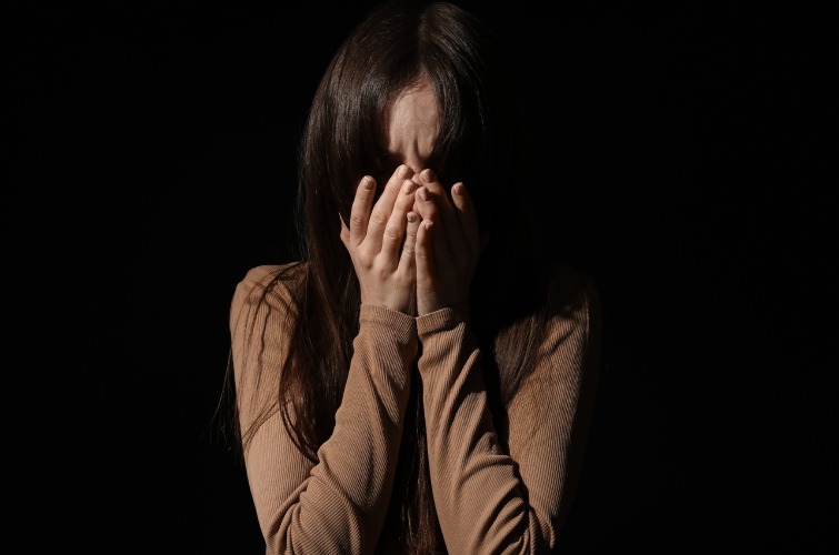 Ілюстроване фото. Підліток наніс удари кулаками по обличчю та тілу однокласниці