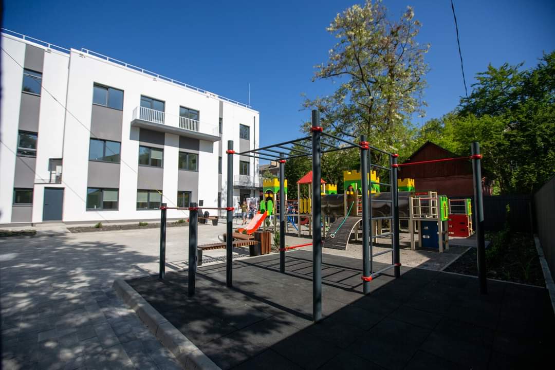 У результаті було облаштовано чотири окремі смарт-квартири та шістнадцять кімнат гуртожиткового типу. 