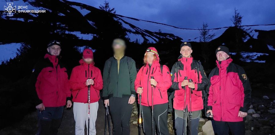 Гірські рятувальники прибули до місця перебування трьох туристок та в подальшому супроводили до підніжжя гори.