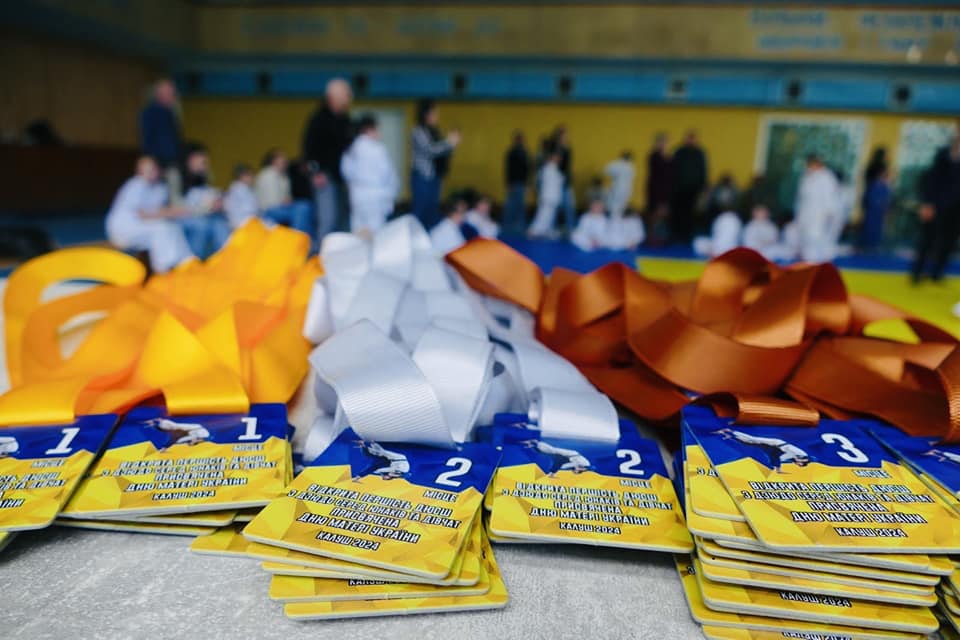 Змагання проходять за міжнародними правилами. 