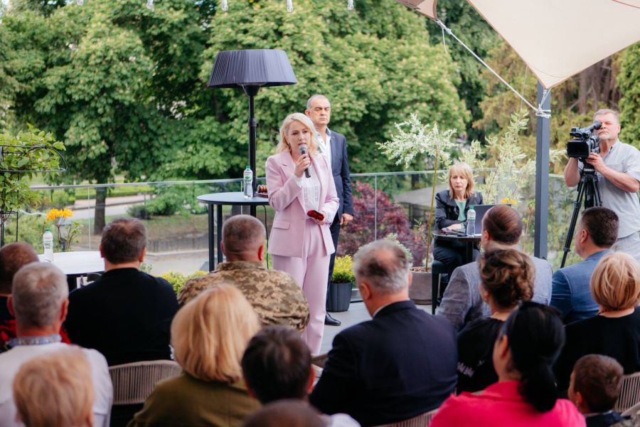 На торги було виставлено 33 лоти, серед яких твори мистецтва, арт-об’єкти.