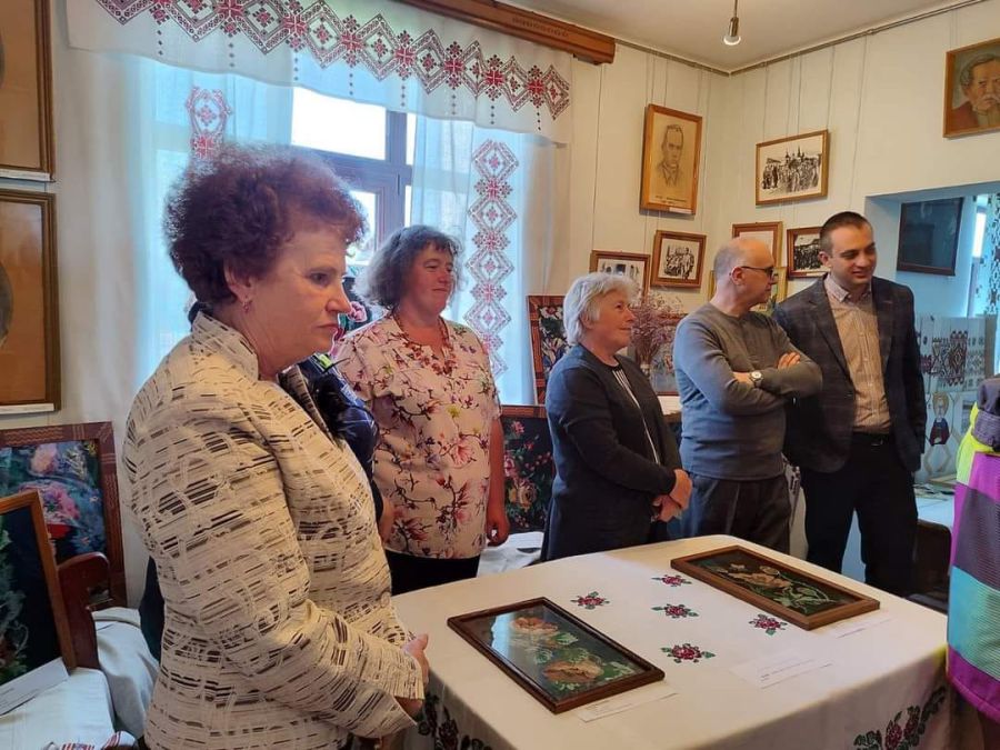 На виставці представлено 38 робіт різної тематики, виконаних у різній техніці вишивки. 