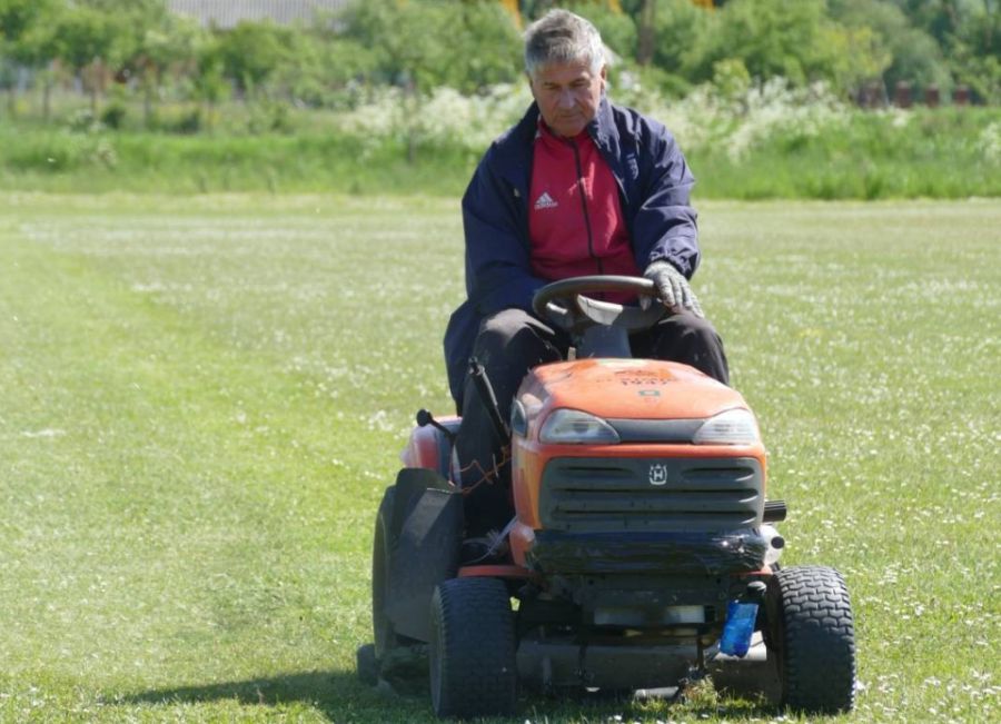 Бригада із 6-7 осіб виїжджає на викошування стадіонів щоранку 