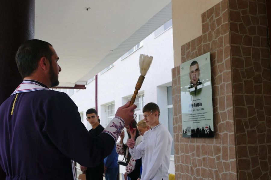 У Тужилівському ліцеї з’явилася інтерактивна пам’ятна дошка, присвячена Ігореві Лавріву. Фото: міська рада